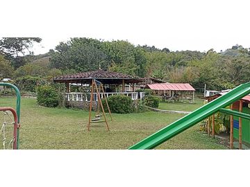 Finca de recreo plana con piscina en El Peñol.