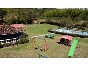 Finca de recreo plana con piscina en El Peñol.