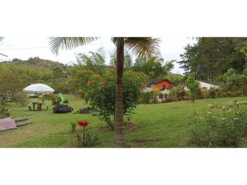 Finca de recreo plana con piscina en El Peñol.