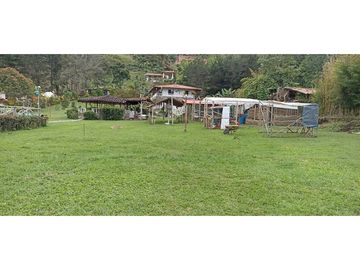 Finca de recreo plana con piscina en El Peñol.