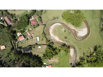 Finca de recreo plana con piscina en El Peñol.