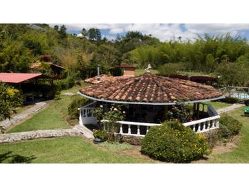 Finca de recreo plana con piscina en El Peñol.