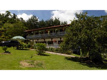 Finca de recreo plana con piscina en El Peñol.
