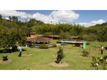 Finca de recreo plana con piscina en El Peñol.