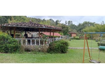Finca de recreo plana con piscina en El Peñol.