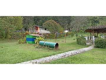 Finca de recreo plana con piscina en El Peñol.