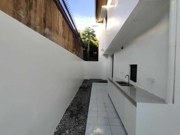 14M For Sale 3 Storey House & Lot with 2CG in Dela Paz Upper Antipolo LSS