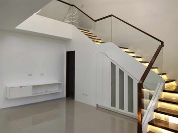 14M For Sale 3 Storey House & Lot with 2CG in Dela Paz Upper Antipolo LSS