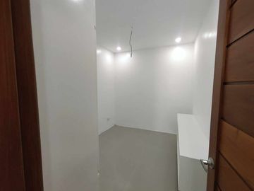 14M For Sale 3 Storey House & Lot with 2CG in Dela Paz Upper Antipolo LSS