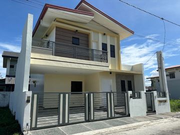4-bedroom Single Detached House w/ Balcony Sale in Grand Parkplace Imus Cavite