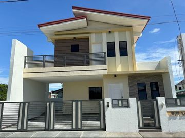 4-bedroom Single Detached House w/ Balcony Sale in Grand Parkplace Imus Cavite