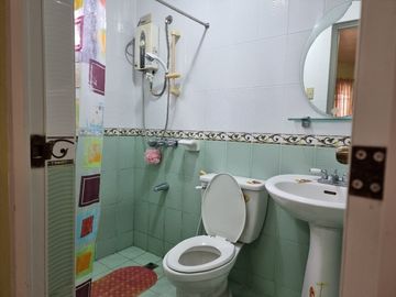 RUSH SALE!!! 2-BEDROOM 2-STOREY AMERICAN THEMED HOUSE