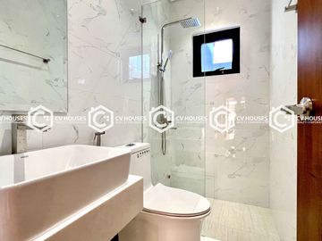 Bungalow 5 Bedrooms House & Lot for Sale with Basement -011
