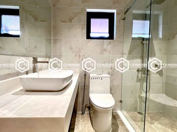Bungalow 5 Bedrooms House & Lot for Sale with Basement -011