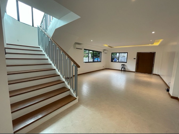 For Sale 4 Bedrooms Greenheights Village Residential House at Paranaque City