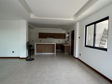 For Sale 4 Bedrooms Greenheights Village Residential House at Paranaque City