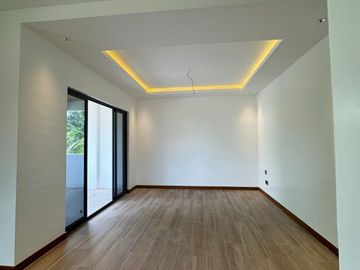 For Sale 4 Bedrooms Greenheights Village Residential House at Paranaque City