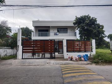 For Sale 4 Bedrooms Greenheights Village Residential House at Paranaque City