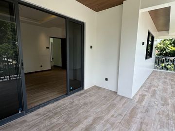 For Sale 4 Bedrooms Greenheights Village Residential House at Paranaque City