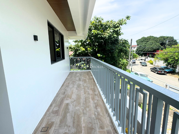 For Sale 4 Bedrooms Greenheights Village Residential House at Parañaque City