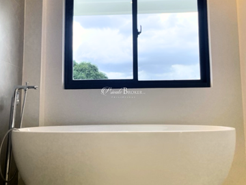 For Sale 4 Bedrooms Greenheights Village Residential House at Parañaque City