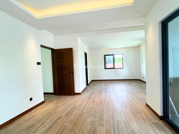 For Sale 4 Bedrooms Greenheights Village Residential House at Parañaque City