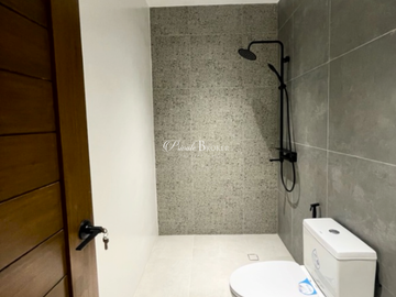 For Sale 4 Bedrooms Greenheights Village Residential House at Parañaque City