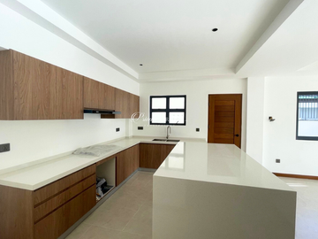 For Sale 4 Bedrooms Greenheights Village Residential House at Parañaque City