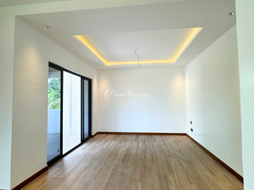 For Sale 4 Bedrooms Greenheights Village Residential House at Parañaque City