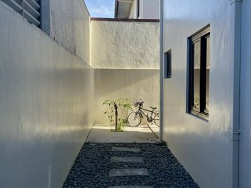 FOR SALE ELEGANT MODERN TWO STOREY HOUSE WITH SPACIOUS BACKYARD/GARDEN