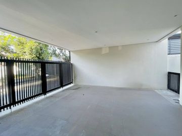 FOR SALE ELEGANT MODERN TWO STOREY HOUSE WITH SPACIOUS BACKYARD/GARDEN