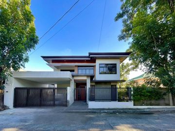 FOR SALE ELEGANT MODERN TWO STOREY HOUSE WITH SPACIOUS BACKYARD/GARDEN