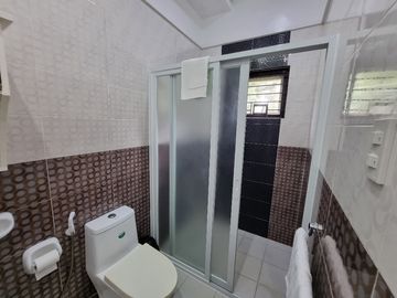 ASTONISHING 3 BEDROOM BUNGALOW WITH HIGH CEILING