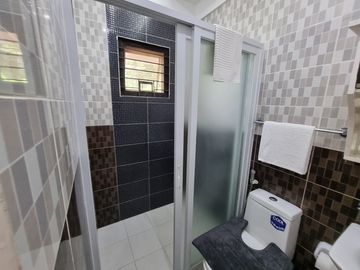 ASTONISHING 3 BEDROOM BUNGALOW WITH HIGH CEILING