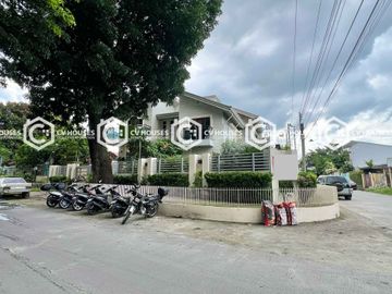 Corner Beauty: The Best Seat on the Block 5 Bedrooms House & Lot for Sale