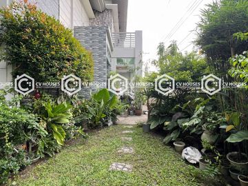 Corner Beauty: The Best Seat on the Block 5 Bedrooms House & Lot for Sale