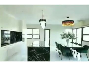 Luxurious Penthouse 3-Bedroom Condominium in Avalon, Cebu Business Park-Ayala