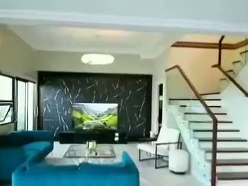 Luxurious Penthouse 3-Bedroom Condominium in Avalon, Cebu Business Park-Ayala