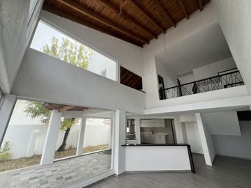 CASA EN VENTA EN JURIQUILLA  SOBRE CALLE, UNA GRAN OPORTUNIDAD DE INVERSION