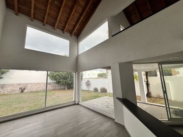CASA EN VENTA EN JURIQUILLA  SOBRE CALLE, UNA GRAN OPORTUNIDAD DE INVERSION
