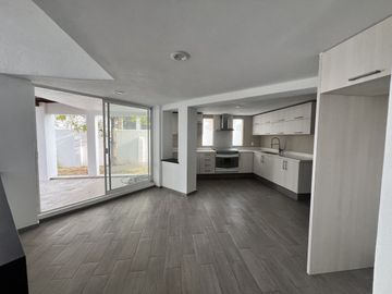 CASA EN VENTA EN JURIQUILLA  SOBRE CALLE, UNA GRAN OPORTUNIDAD DE INVERSION