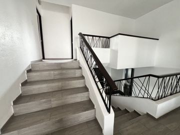 CASA EN VENTA EN JURIQUILLA  SOBRE CALLE, UNA GRAN OPORTUNIDAD DE INVERSION