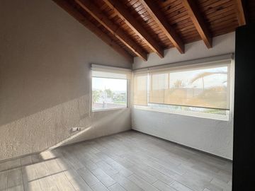 CASA EN VENTA EN JURIQUILLA  SOBRE CALLE, UNA GRAN OPORTUNIDAD DE INVERSION