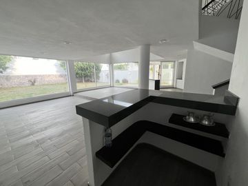 CASA EN VENTA EN JURIQUILLA  SOBRE CALLE, UNA GRAN OPORTUNIDAD DE INVERSION
