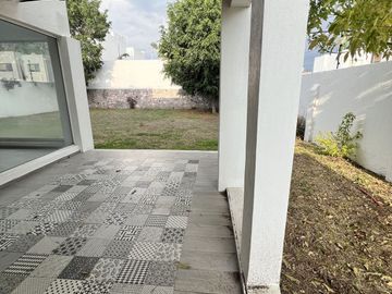CASA EN VENTA EN JURIQUILLA  SOBRE CALLE, UNA GRAN OPORTUNIDAD DE INVERSION