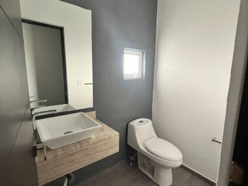 CASA EN VENTA EN JURIQUILLA  SOBRE CALLE, UNA GRAN OPORTUNIDAD DE INVERSION