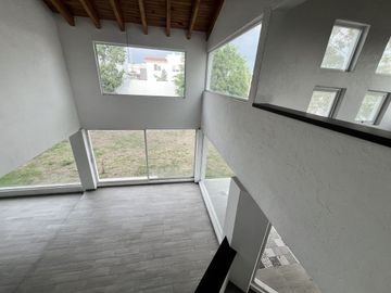 CASA EN VENTA EN JURIQUILLA  SOBRE CALLE, UNA GRAN OPORTUNIDAD DE INVERSION