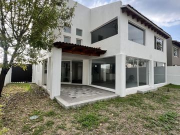 CASA EN VENTA EN JURIQUILLA  SOBRE CALLE, UNA GRAN OPORTUNIDAD DE INVERSION