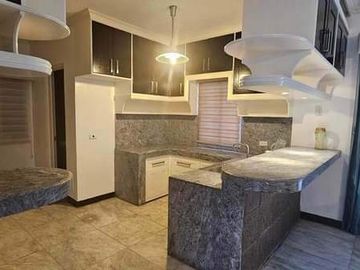 House and Lot for SALE at Villa Mendez in TAGAYTAY! 420 sqm Lot at 12M neg