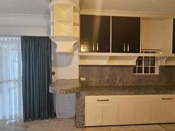 House and Lot for SALE at Villa Mendez in TAGAYTAY! 420 sqm Lot at 12M neg